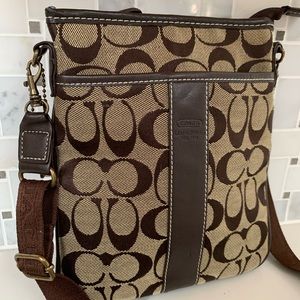 Coach signature crossbody 🤩